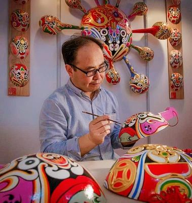 來自陜西的這位“花臉張”可不一般,他的社火臉譜火了,竟被盧浮宮博物館選用